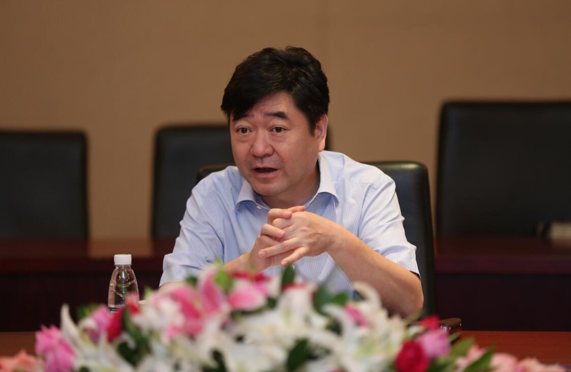 郑跃文会长主持会议